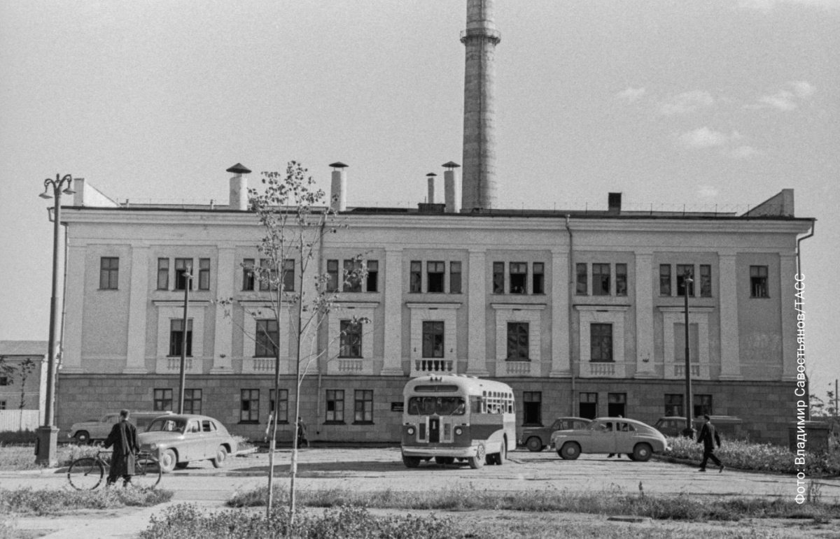 В какой стране была запущена первая аэс. Первая в мире атомная электростанция в обнинске. атомная электростанция в обнинске 1954. первая аэс обнинск 1954. 1954 первая в мире атомная электростанция (г. обнинск)..